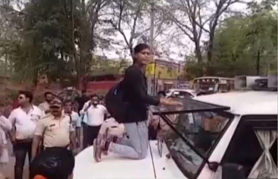 Daughters fight with policeman to save father Daughters fight with policeman to save father