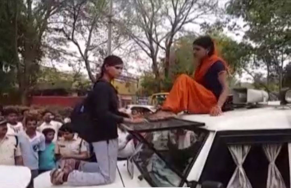 Madhya Pradesh Daughters fight with policeman to savefather to arrest Madhya Pradesh Daughters fight with policeman to savefather to arrest
