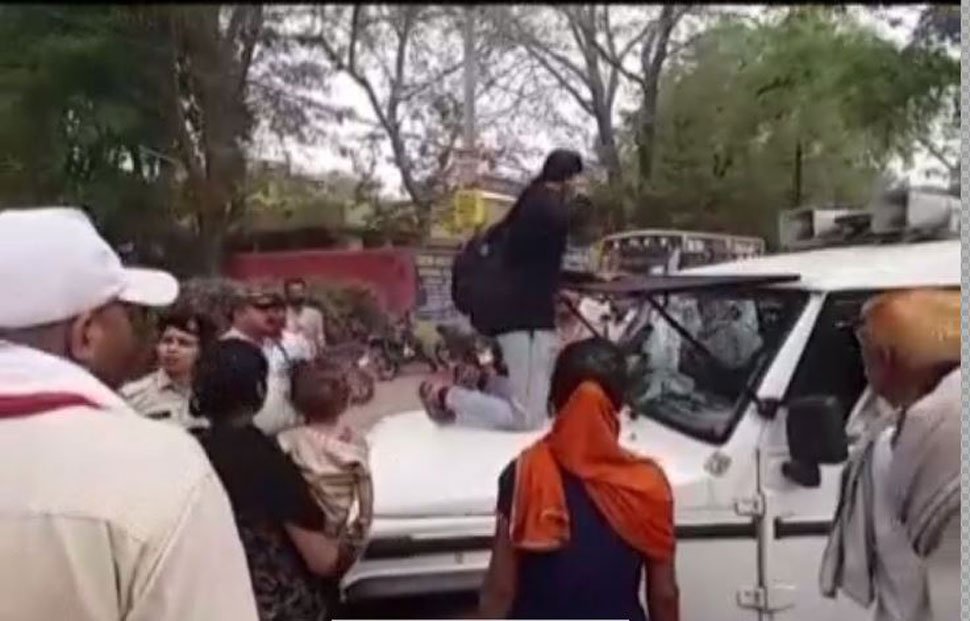 Sehore Daughters fight with police Sehore Daughters fight with police