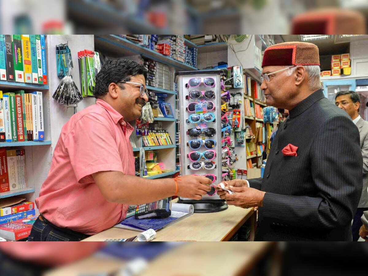 राष्ट्रपति रामनाथ कोविंद ने माल रोड का चक्कर लगाया और मिनेरवा बुक शॉप से दो किताबें भी खरीदीं. 