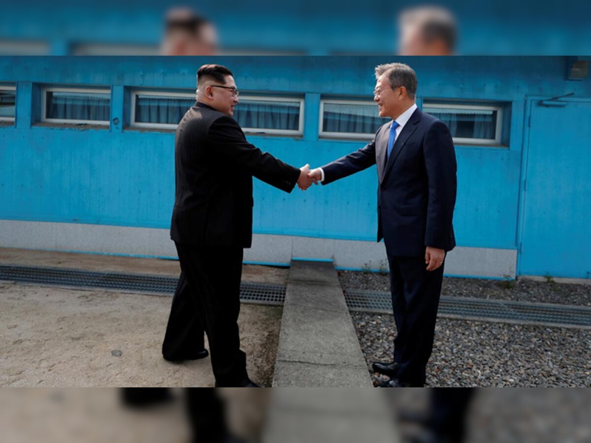 विसैन्यीकृत क्षेत्र के पनमुंजम में मुलाकात के दौरान कोरियाई नेता. (फाइल फोटो)