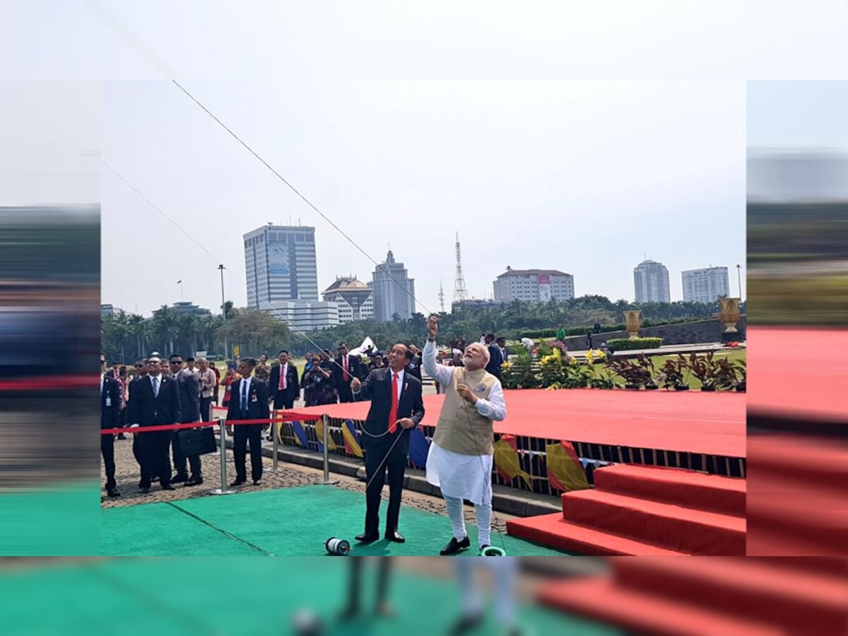 ‘पतंग प्रदर्शनी’ में पतंगबाजी करते पीएम मोदी और इंडोनेशियाई राष्ट्रपति जोको विदोदो.