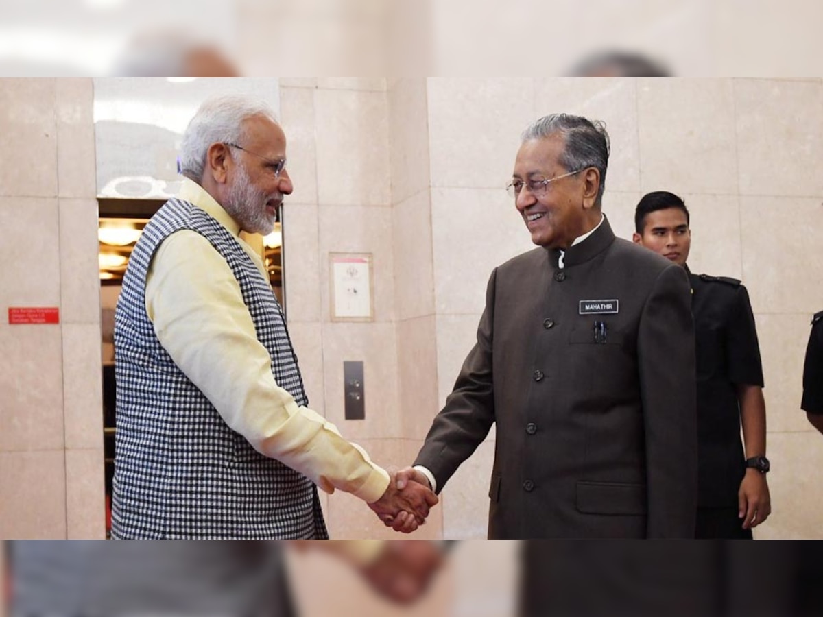 मलेशिया के नव-निर्वाचित प्रधानमंत्री महातिर मोहम्मद से मिलते पीएम नरेंद्र मोदी. (PMOIndia/Twitter/31 May, 2018)