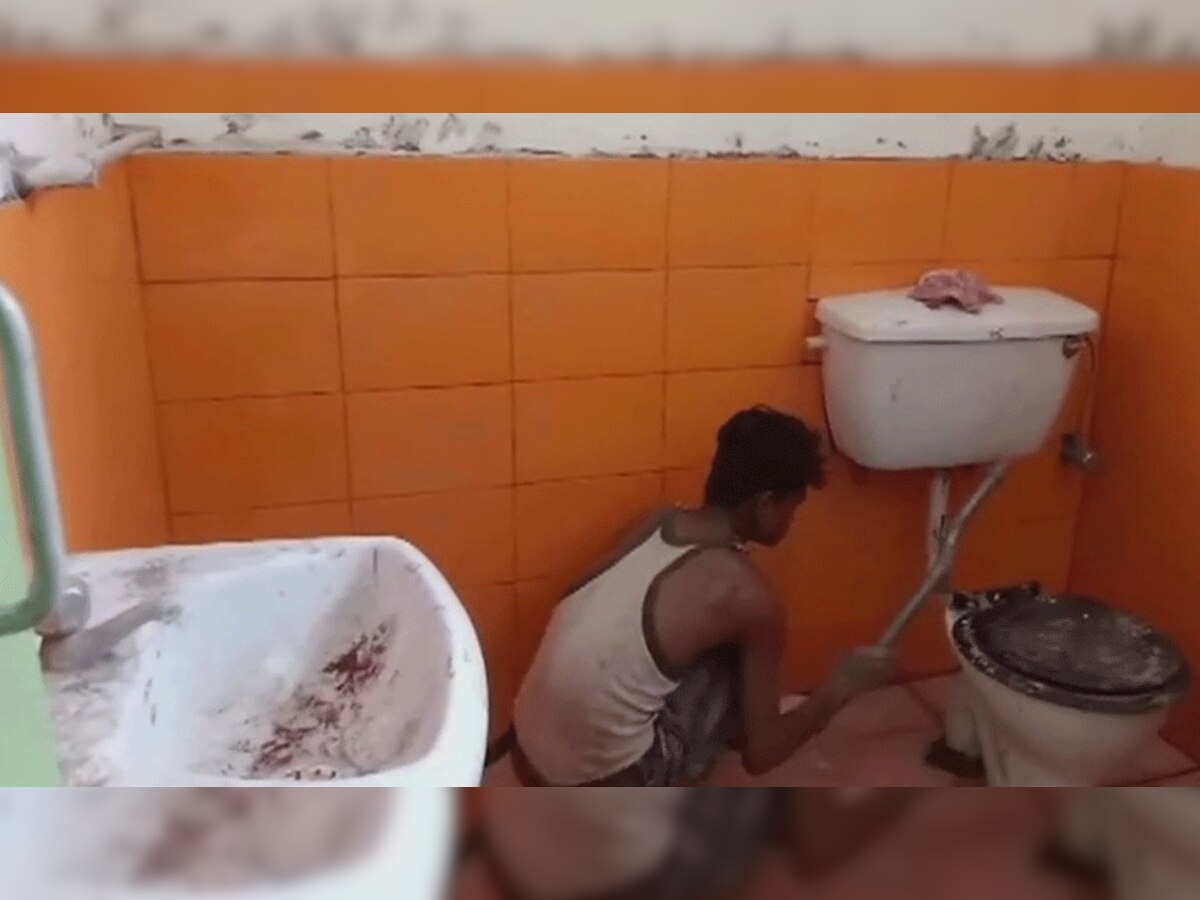 मुख्यमंत्री योगी आदित्यनाथ के हरदोई दौरे से पहले बाथरूम की टाइल्स को बदलता कारीगर. (फोटो- एएनआई)