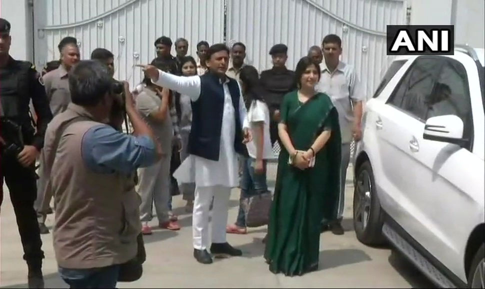 Akhliesh yadav leaving house after supreme court order
