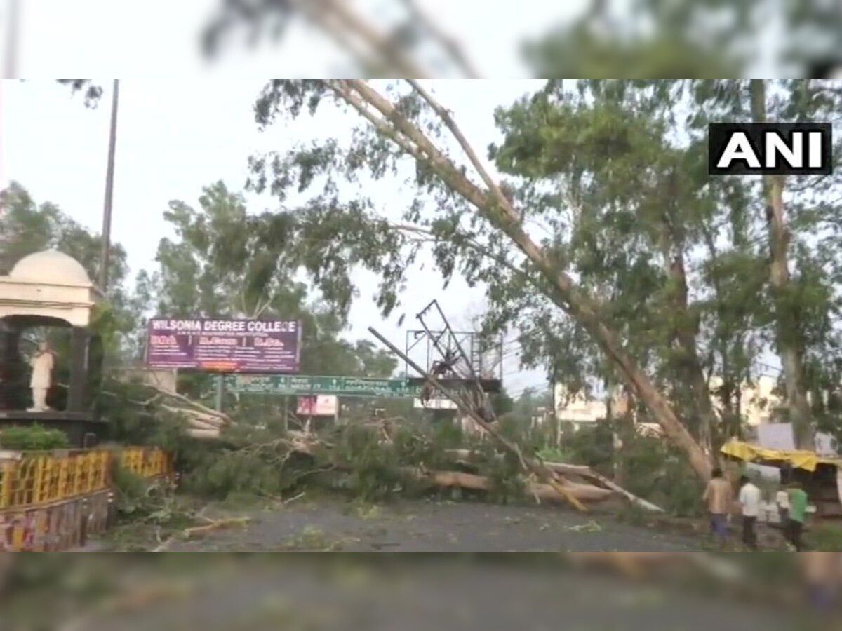 शुक्रवार को आंधी-तूफान के कारण उत्तर प्रदेश में 15 लोगों की मौत हो गई थी