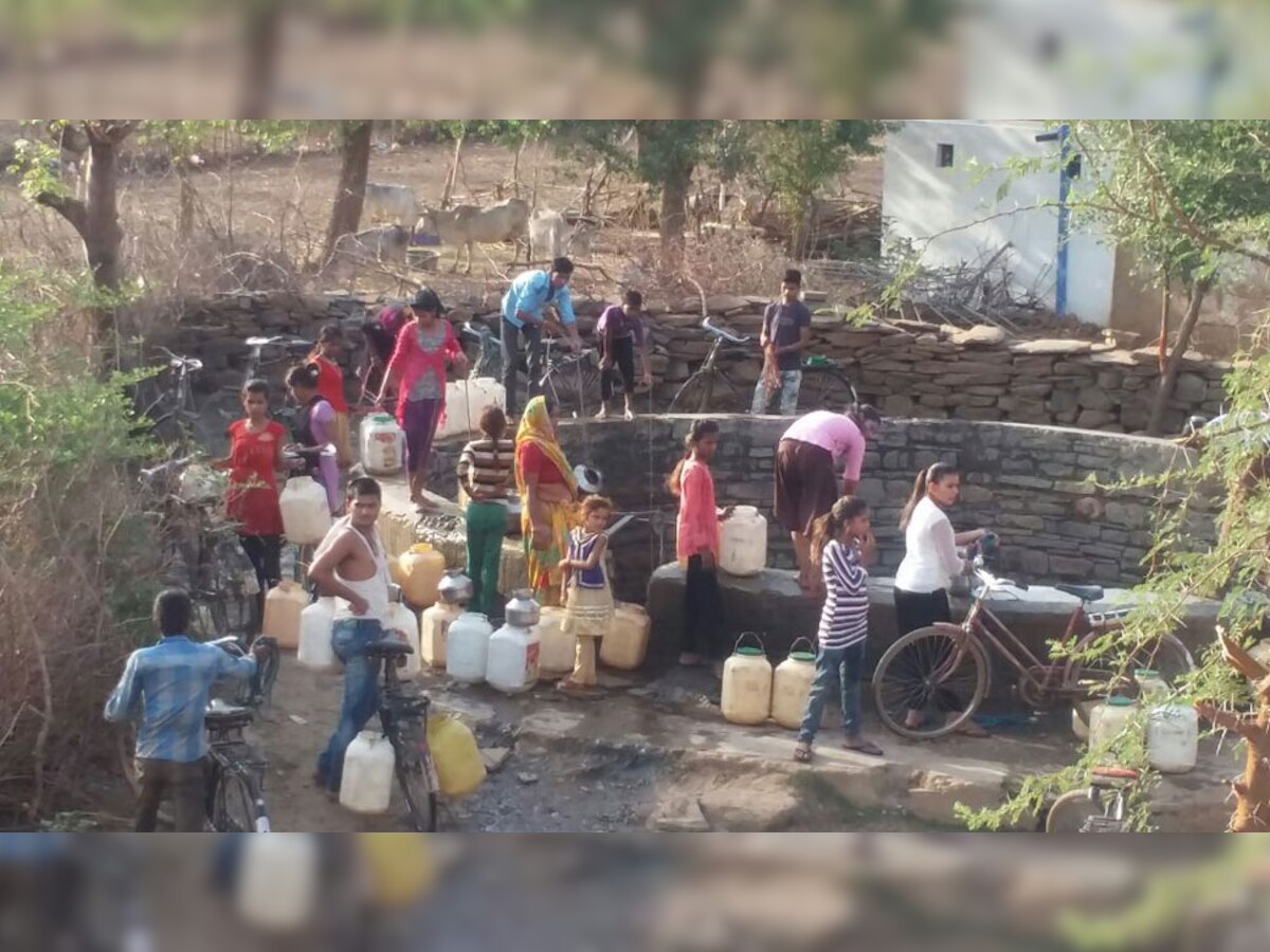 बुंदेलखंड में पानी के लिए लोगों को कई किलोमीटर चलकर जाना पड़ता है (फोटो-IANS)
