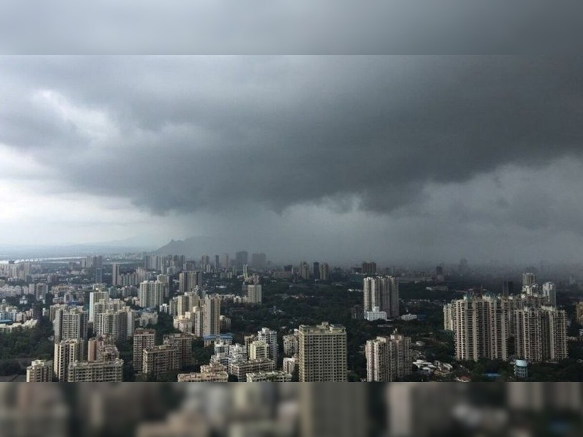 मुंबई में भारी बारिश होने की चेतावनी जारी की गई है.