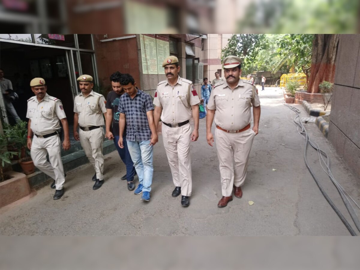 दिल्ली पुलिस की हिरासत में दोनों आरोपी.