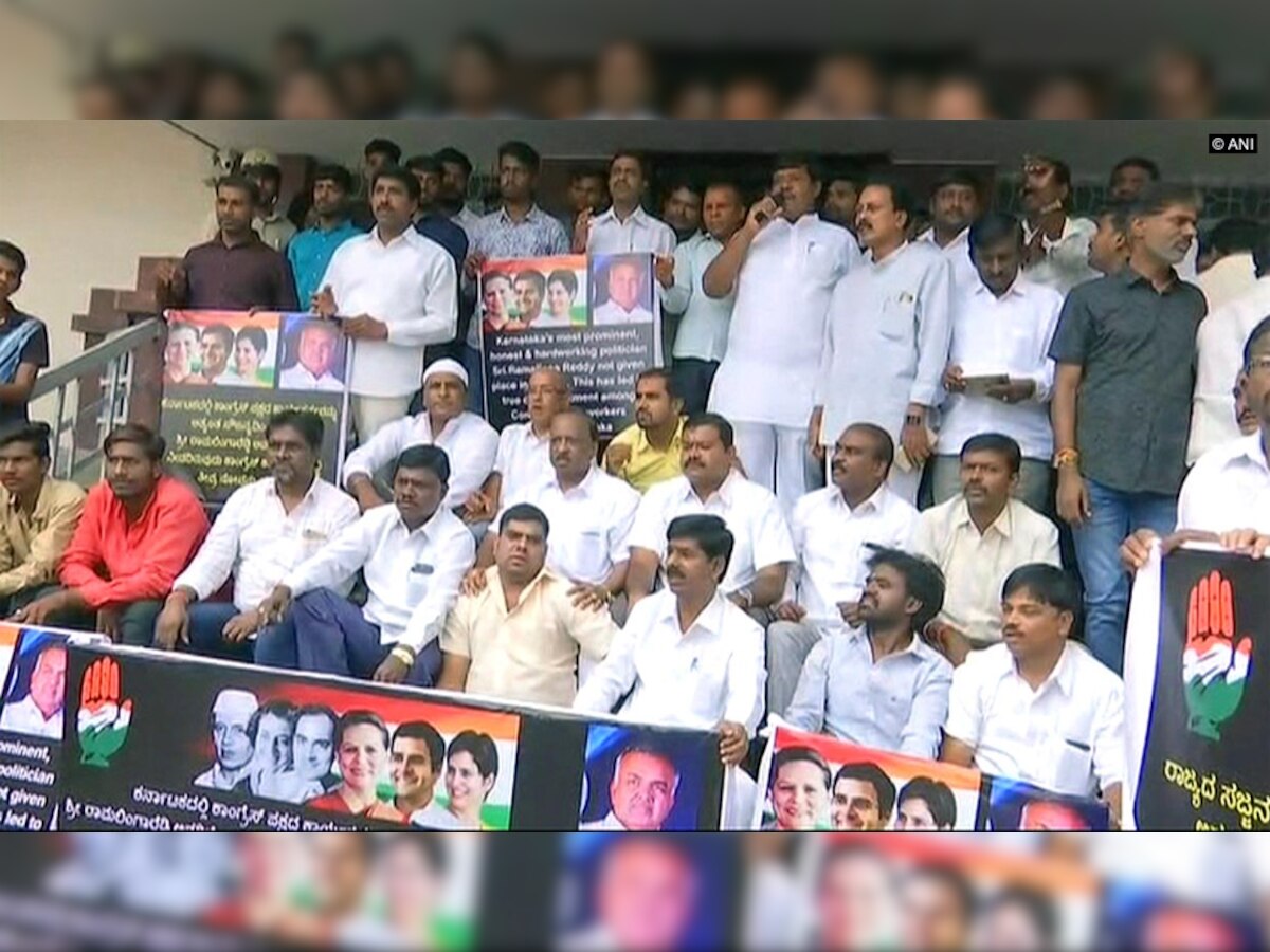 बेंगलुरु में कांग्रेस विधायक के समर्थक मंत्री पद के लिए विरोध प्रदर्शन करते हुए.