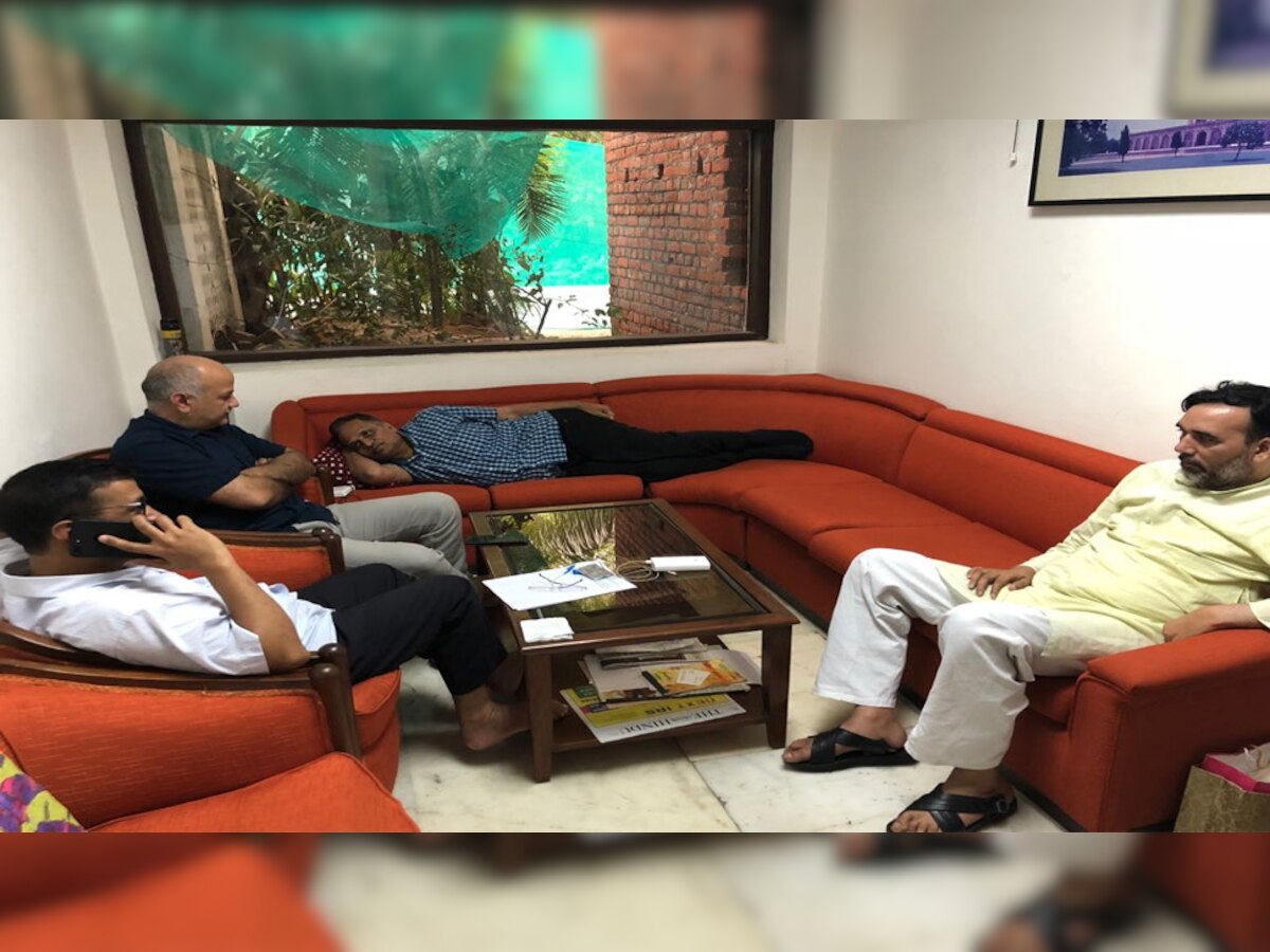  मुख्यमंत्री केजरीवाल , उप - मुख्यमंत्री मनीष सिसोदिया , श्रम मंत्री गोपाल राय और स्वास्थ्य मंत्री सत्येंद्र जैन ने सोमवार शाम 5:30 बजे से धरने पर बैठ हैं.(फोटो साभार: @AamAadmiParty)