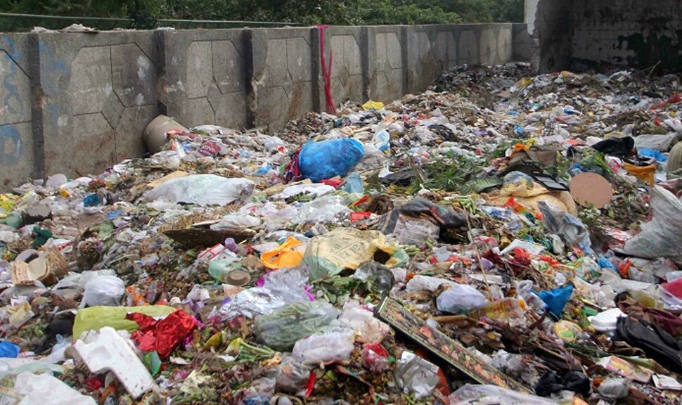 judge sit near garbage judge sit near garbage