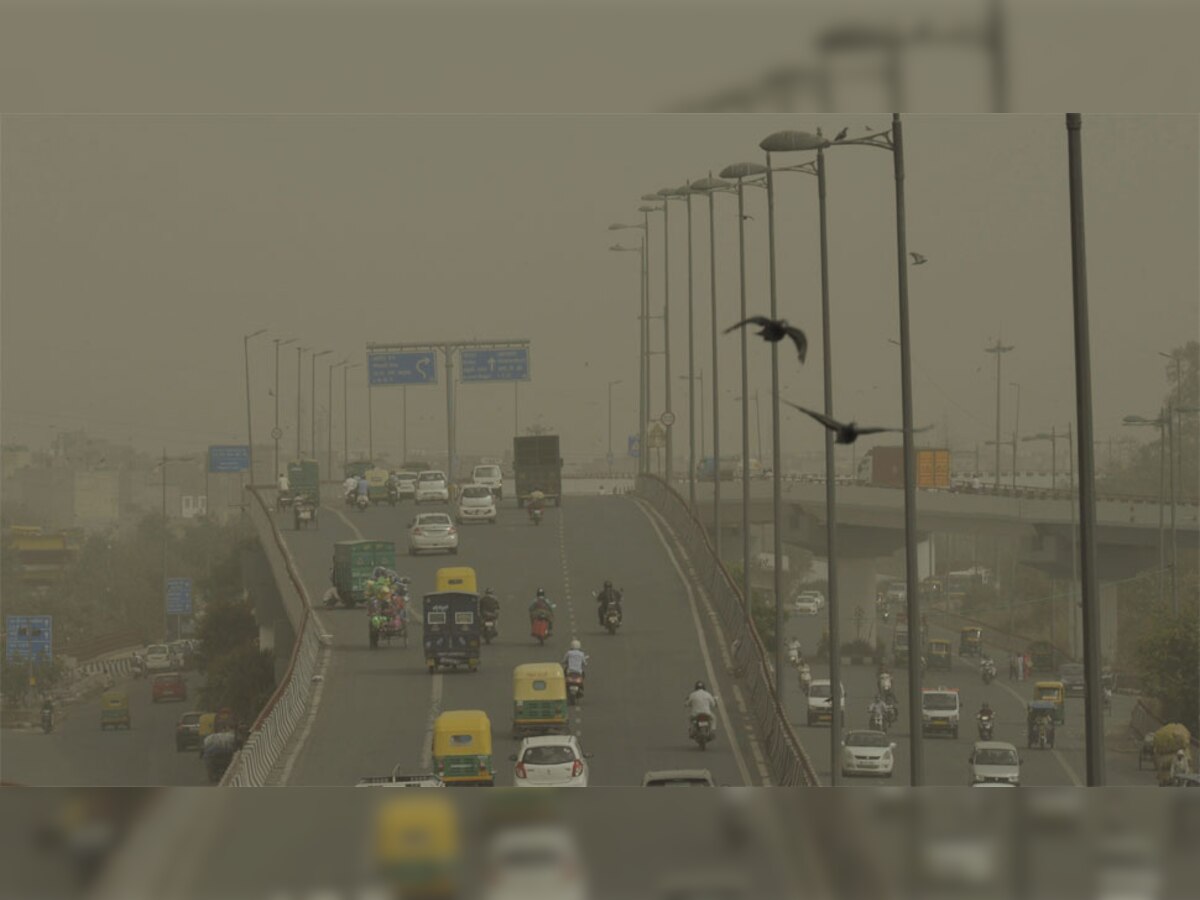 मौसम विभाग के पूर्वानुमान के हवाले से मंत्रालय ने दिल्ली एनसीआर क्षेत्र में हवा की महज पांच से छह मीटर प्रति सेकेंड तक रहने के कारण वातावरण में अगले तीन दिन धूल का गुबार बरकरार रहने का अनुमान व्यक्त किया है. (फोटोः पीटीआई)