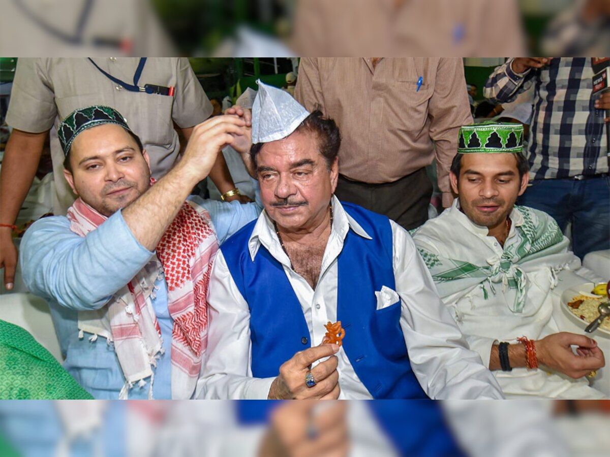 पटना में आरजेडी नेता तेजस्वी यादव द्वारा आयोजित इफ्तार पार्टी में पहुंचे बीजेपी सांसद शत्रुघ्न सिन्हा (फोटोः पीटीआई)