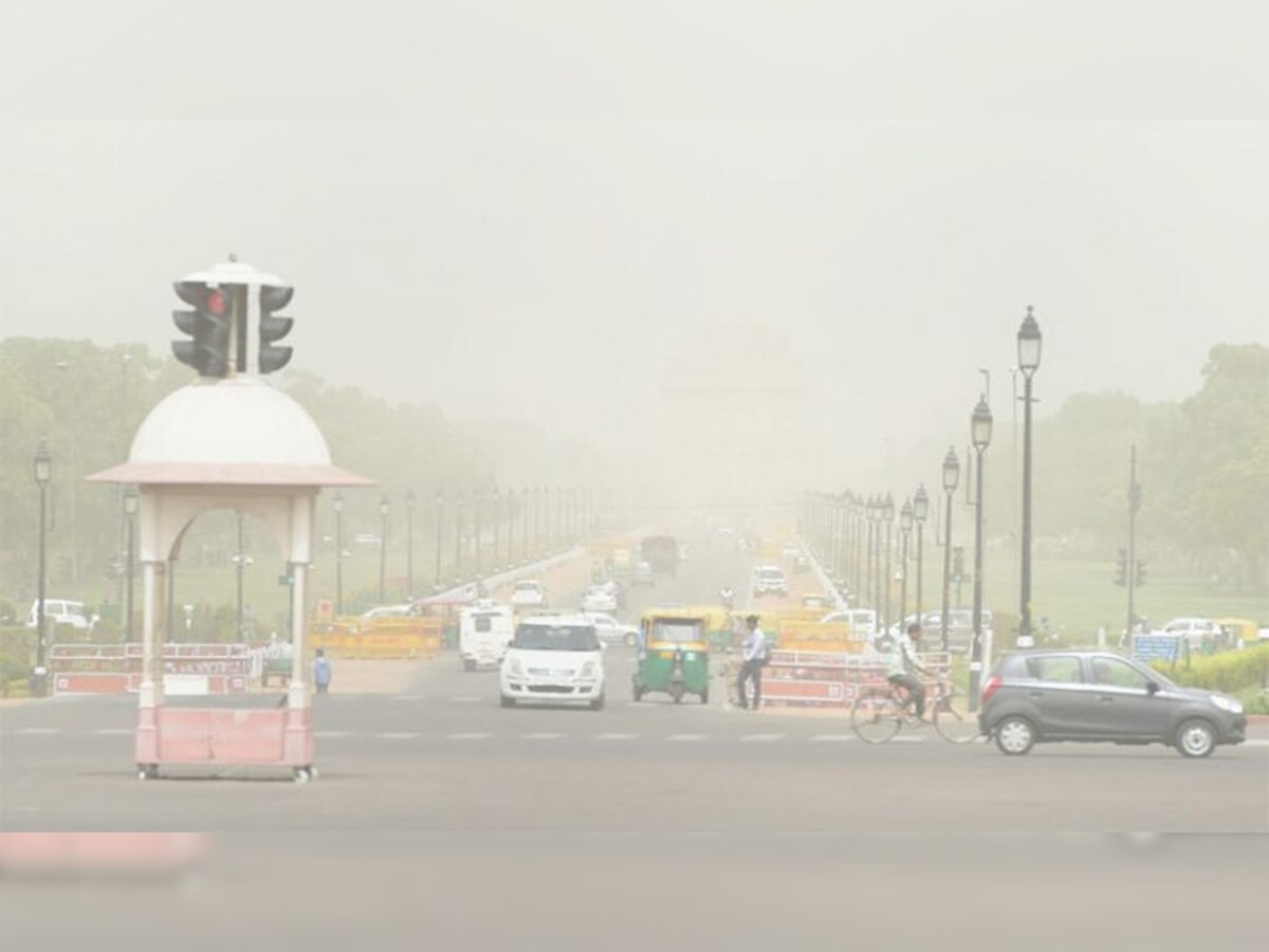 दिल्‍ली-एनसीआर में धुंध की स्थिति है, जिससे दृश्यता का स्तर सीमित है.