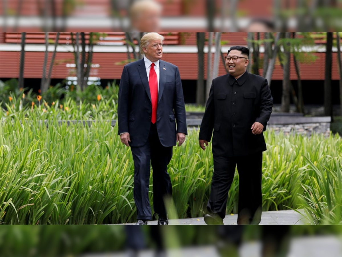 सिंगापुर में मुलाकात के दौरान साथ में टहलते किम जोंग उन और डोनाल्ड ट्रंप. (Reuters/12 June, 2018)