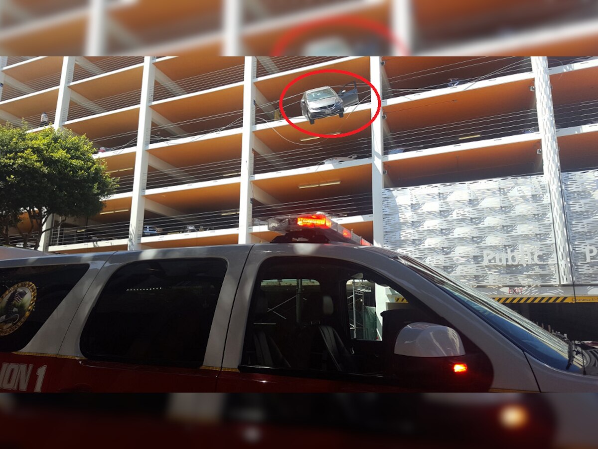 चौथे माले की पार्किंग से लटकती कार (फोटो ट्विटर-@santamonicafd)