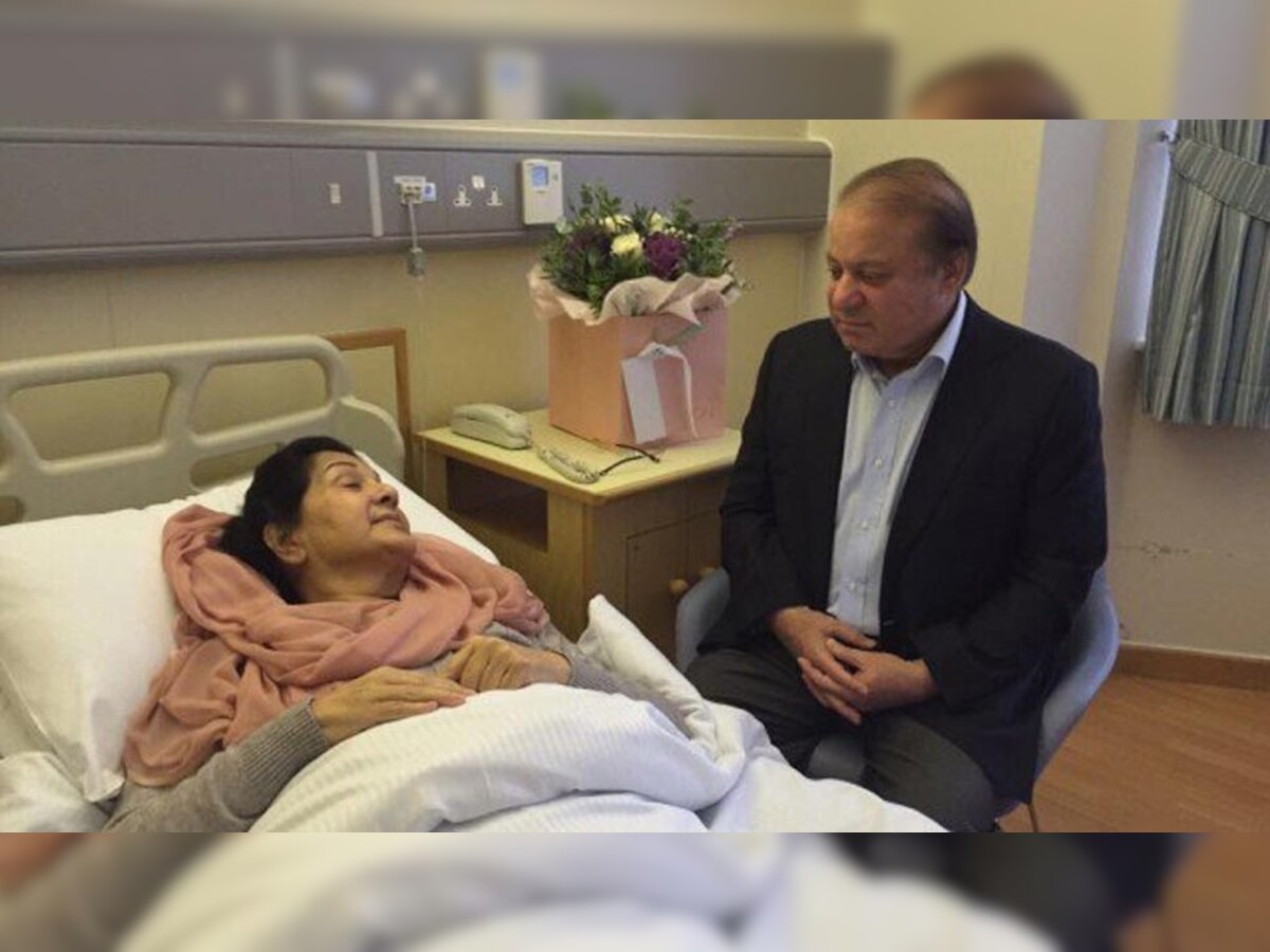 अस्पताल में भर्ती पत्नी कुलसुम नवाज के साथ नवाज शरीफ. (Maryam Nawaz/Twitter)