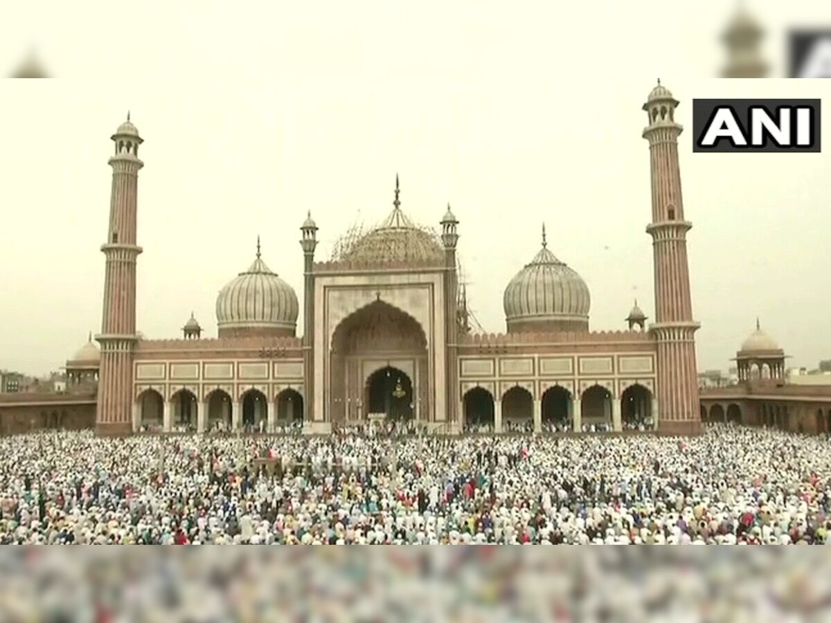 नई दिल्ली स्थित जामा मस्जिद में ईद की नमाज अदा करते नमाजी. (फोटो एएनआई) 