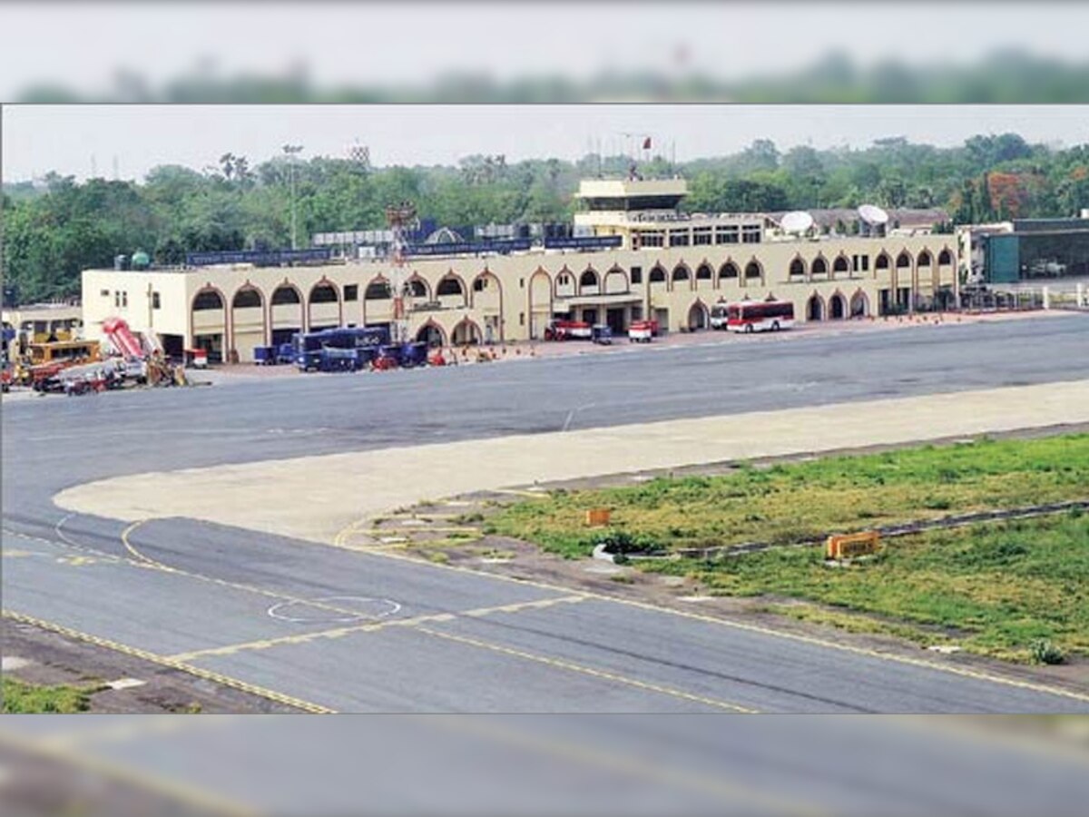 पटना एयरपोर्ट पर लैंडिंग के दौरान विमान से टकराई पक्षी. (फाइल फोटो)