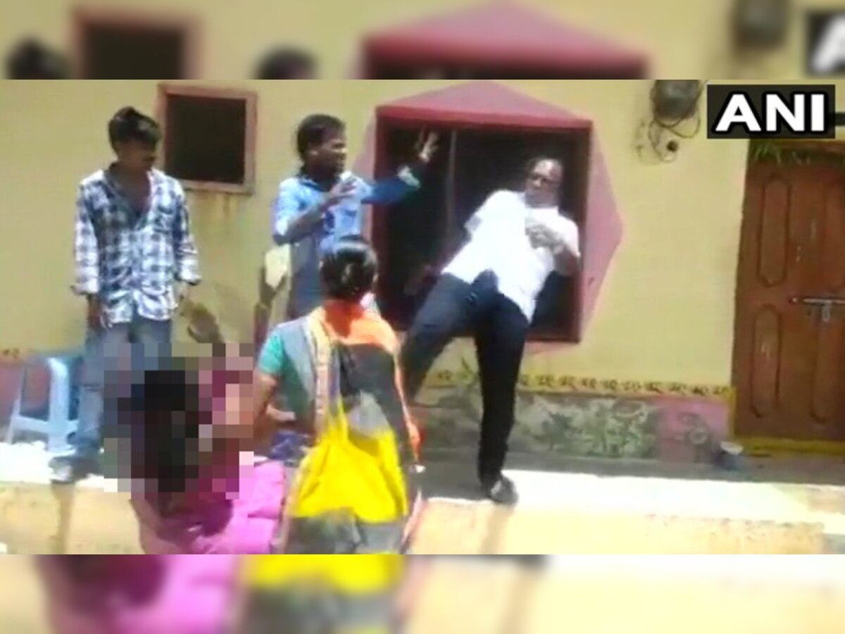 VIDEO : तेलंगाना में सत्ताधारी TRS के नेता ने पार की सारी हदें, महिला की छाती पर मारी लात
