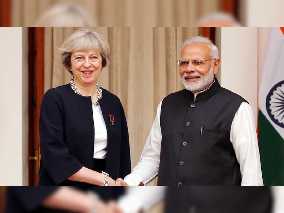 इंग्लैंड की प्रधानमंत्री थेरेसा मे के साथ पीएम मोदी. तस्वीर साभार: Reuters