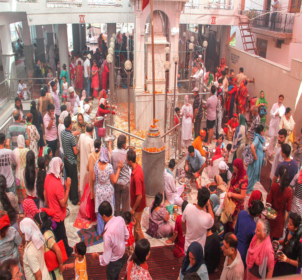 devotees attending annual festival of Mata Kheer Bhawani in Jammu Kashmir