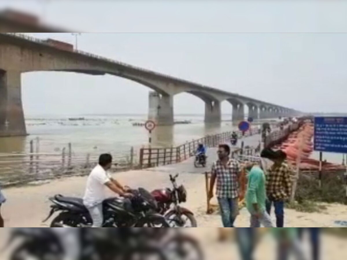 गांधी सेतु के निकट स्थित पीपा पुल को बंद कर दिया गया है.