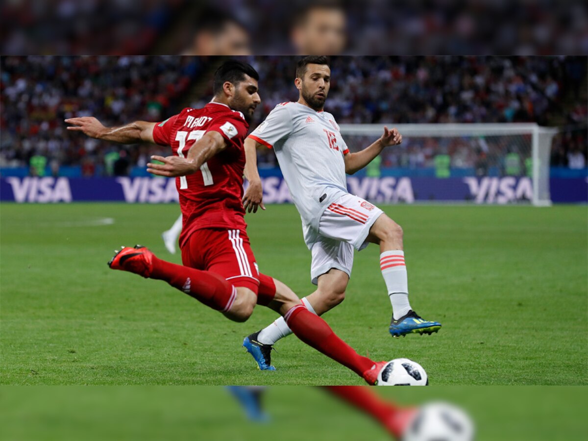 फीफा विश्व कप के ग्रुप बी के एक रोमांचक मुकाबले में मैच के दौरान स्पेन और ईरान के खिलाड़ी. (PTI/21 June, 2018)