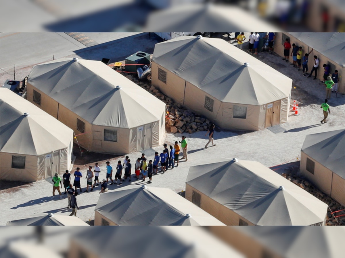 मैक्सिको सीमा के करीब टॉरनिलो में शिविर में रह रहे प्रवासी बच्चे. (Reuters/20 June, 2018)