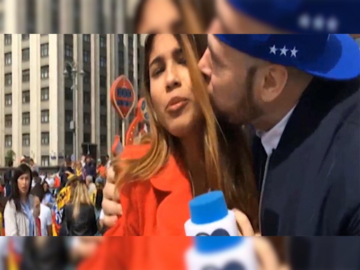 VIDEO : महिला कर रही थी फीफा वर्ल्डकप की रिपोर्टिंग, एक शख्स ने किया किस