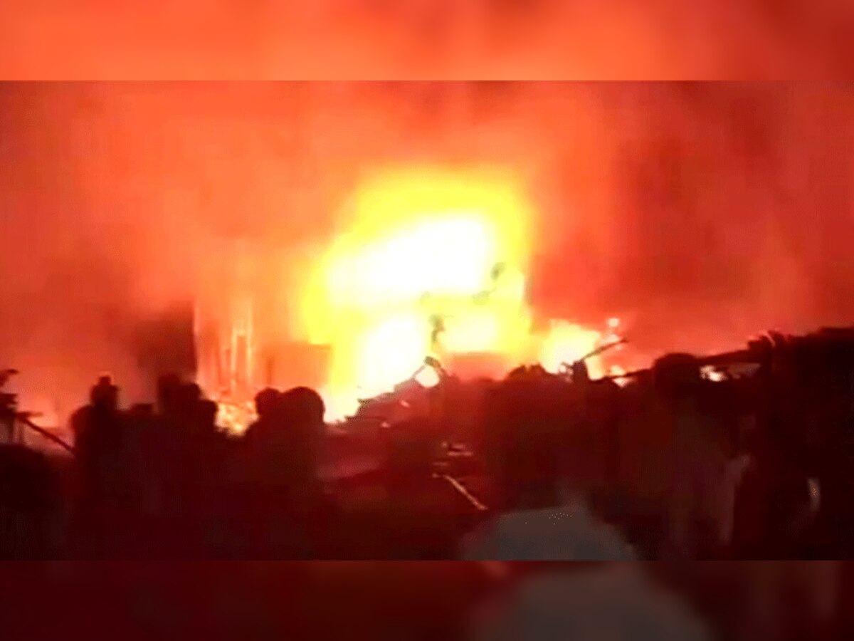 आग से लाखों रुपये का सामान जलकर राख हो गया. (एएनआई)