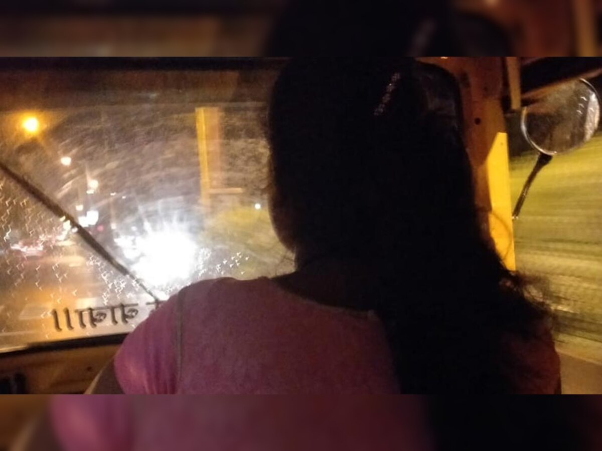 जब देर रात ऑटो ड्राइवर ने की महिला की मदद, सोशल मीडिया पर वायरल हो रही तस्वीर