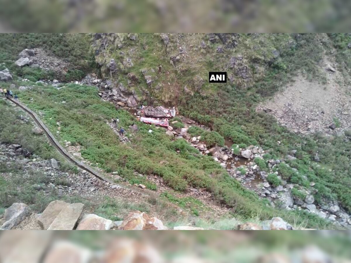 उत्तराखंड में भीषण हादसा, बस के खाई में गिरने से 48 लोगों की मौत