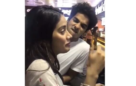 वीडियो: जाह्नवी कपूर के पिज्जा आर्डर करने के अंदाज पर ईशान ने दिया कुछ ऐसा रिएक्शन