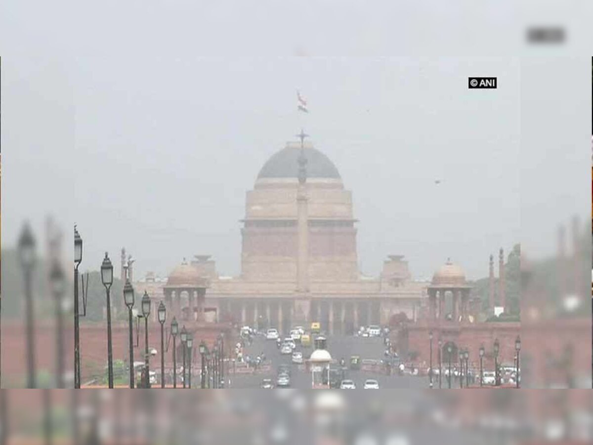 जून में राजस्थान से आकर दिल्ली के ऊपर धूल का गुबार छा गया था. (फाइल फोटो)