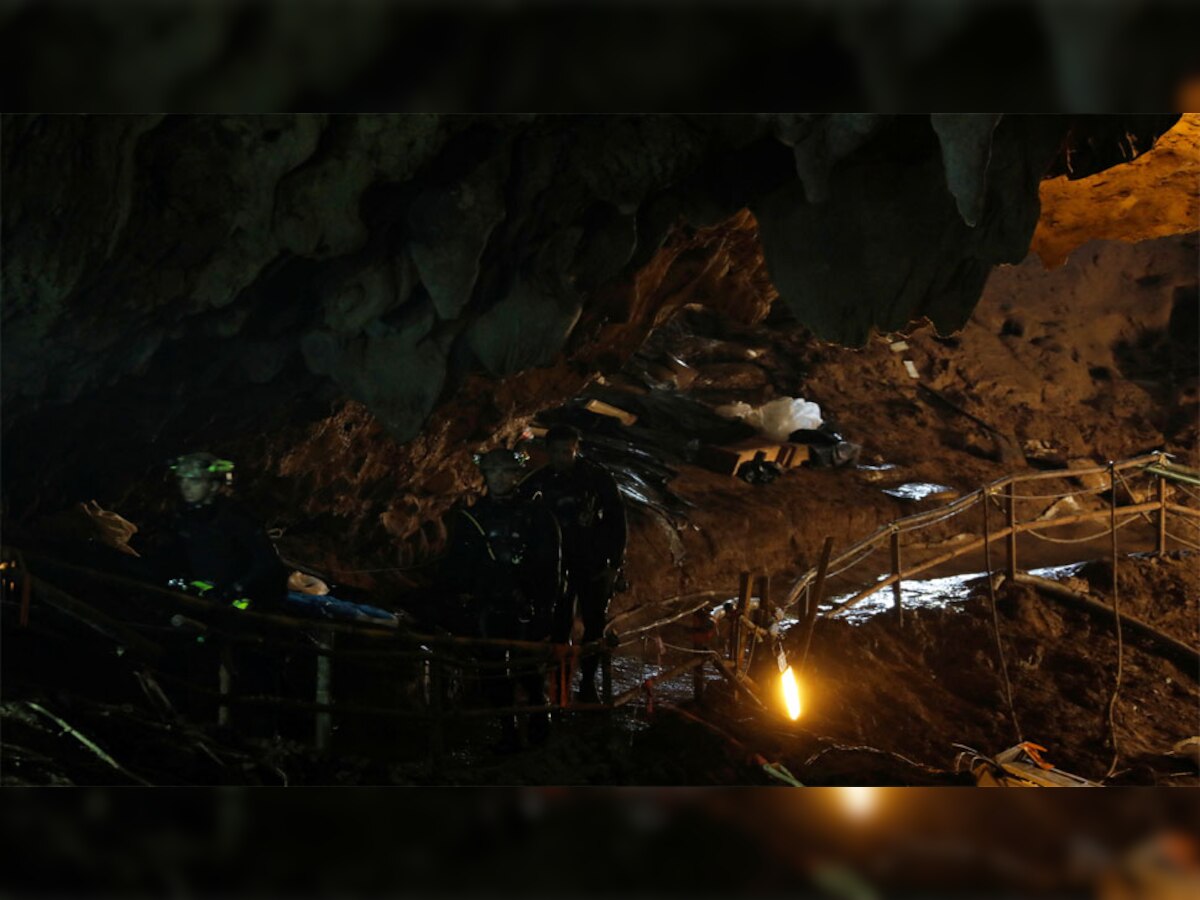 ‘‘वाइल्ड बोर्स’’ नाम की यह फुटबॉल टीम गुफा में 23 जून से फंसी है (PIC : REUTERS)