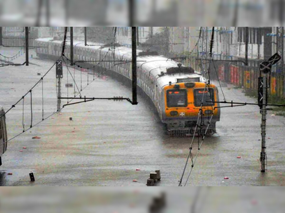  मुम्बई में भारी बारिश से कई रेलगाड़ियां रद्द (फाइल फोटो )