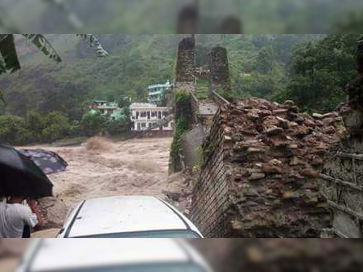 रामगंगा पुल बहने से नदी का पानी रिहायशी इलाके में आ जाने का खतरा बढ़ता जा रहा है.