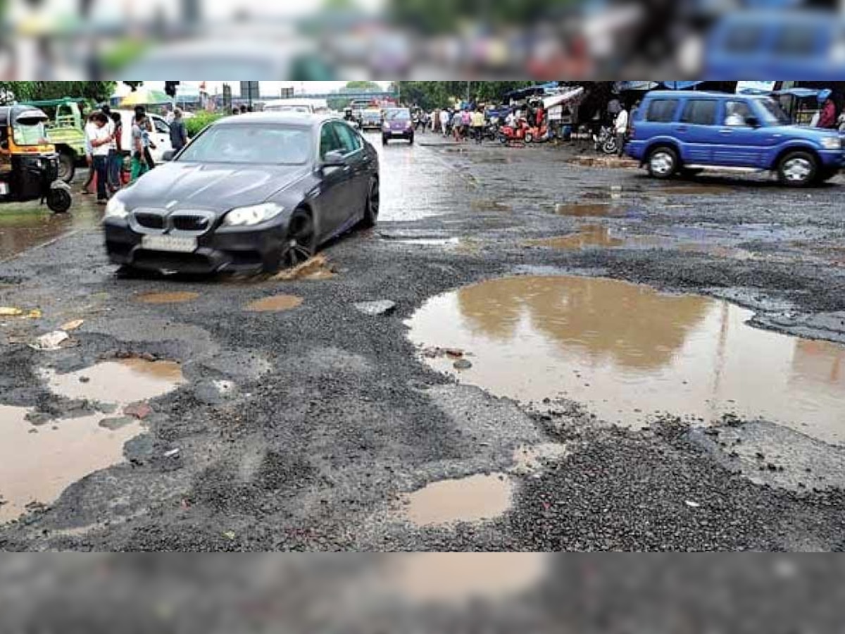  पिछले दो सप्ताह में मुंबई क्षेत्र में क्षतिग्रस्त सड़क की वजह से पांच लोगों की जानें गई हैं.