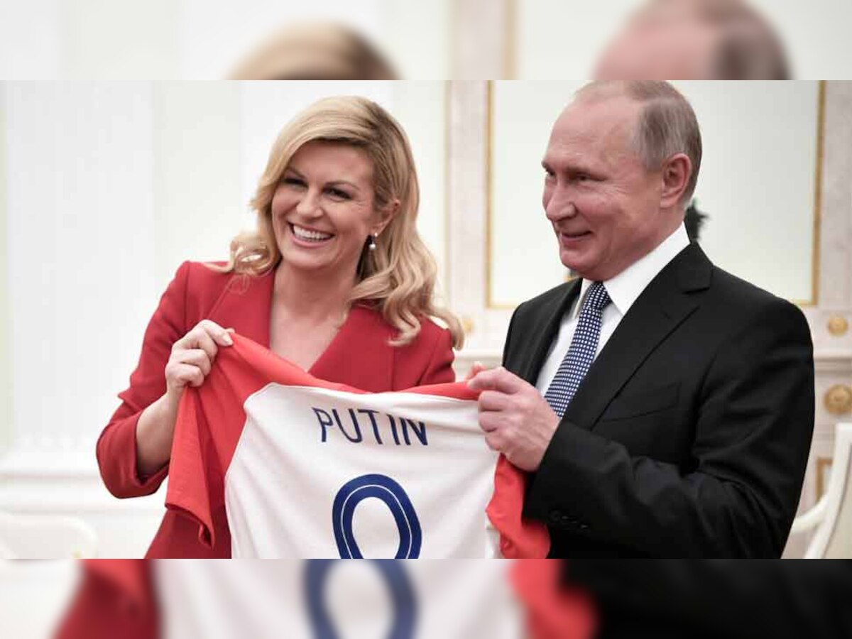 क्रोएशिया की राष्ट्रपति कोलिंदा ग्रैबर कितारोविक ने रूस के राष्ट्रपति व्लादिमीर पुतिन को टीशर्ट गिफ्ट किया है.