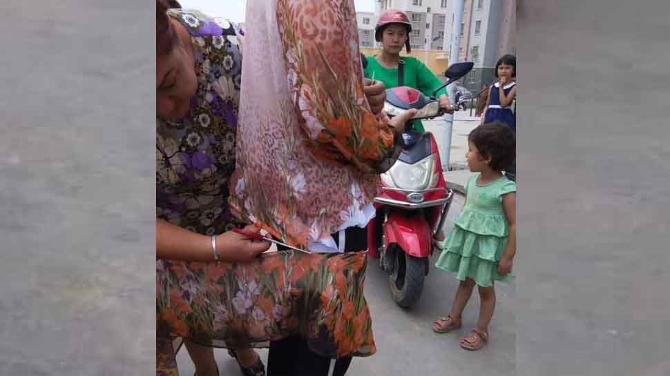 चीन की पुलिस ने सड़क पर ही काट दिए मुस्लिम महिलाओं के कपड़े, ये थी वजह