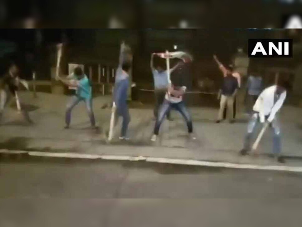 सोमवार रात एमएनएस कार्यकर्ताओं ने सड़क पर गड्ढे के विरोध में मंत्रालय के सामने फुटपाथ तोड़ा (फाइल फोटो)