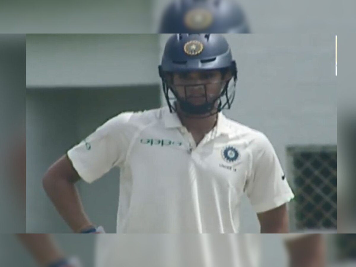 अर्जुन तेंदुलकर पहले गेंदबाजी में केवल एक ही विकेट ले पाए लेकिन बल्लेबाजी में बुरी तरह नाकाम रहे. (फोटो : You tube screen Grab)