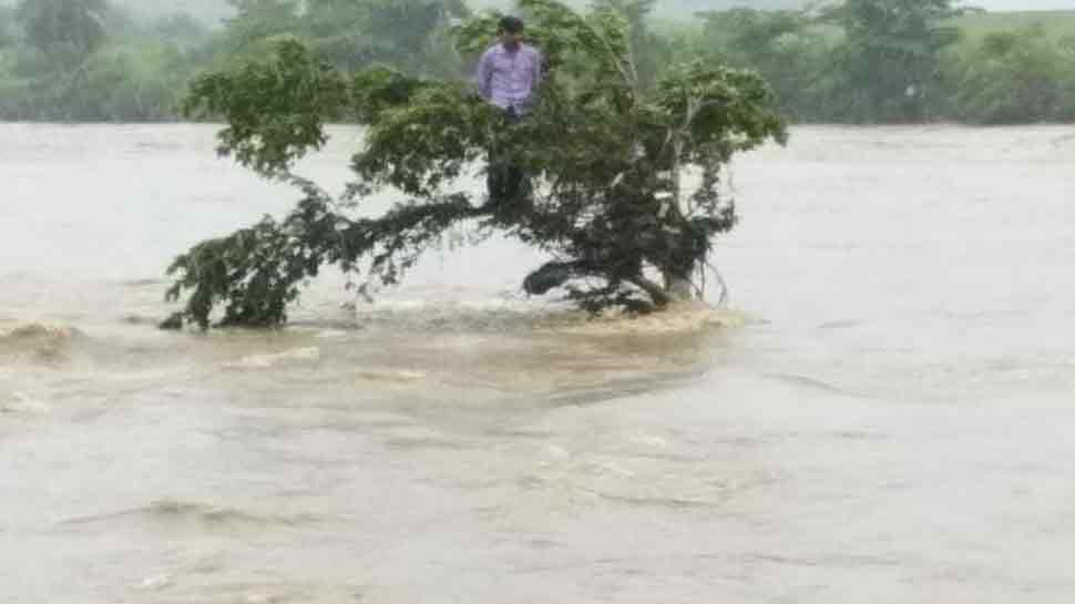 vidisha Rescue Operation Of Young Man Flowing In river trapped on tree vidisha Rescue Operation Of Young Man Flowing In river trapped on tree