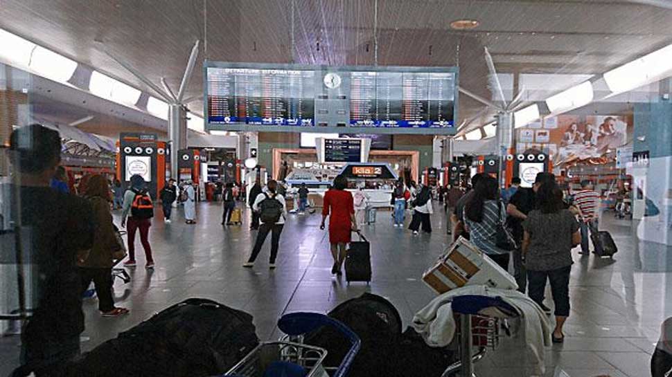 एयरपोर्ट पर ऐसा क्या हुआ कि मुसाफिर ने कर दी एयरलाइंस कर्मी की धुनाई... एयरपोर्ट पर ऐसा क्या हुआ कि मुसाफिर ने कर दी एयरलाइंस कर्मी की धुनाई...