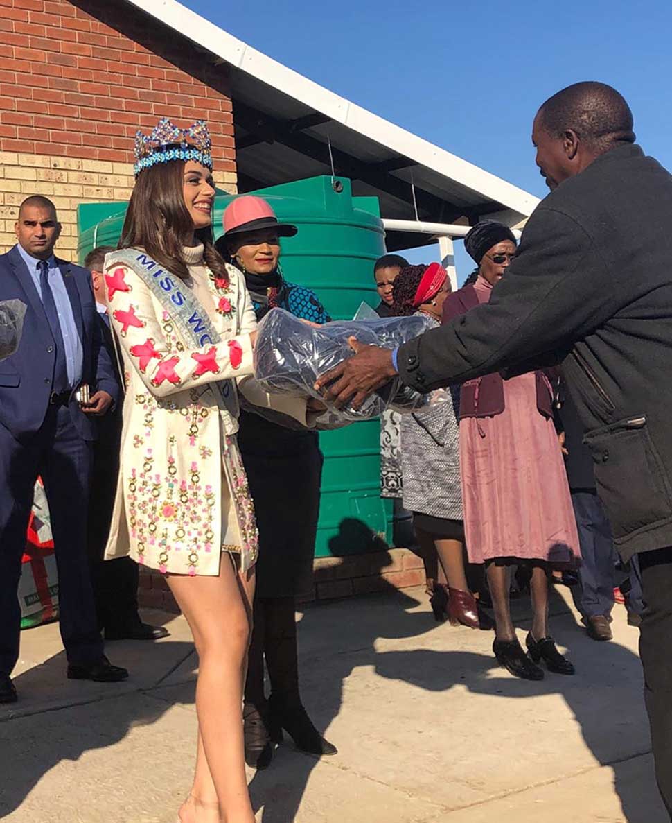Manushi Chhillar Gives Her Tribute to Nelson Mandela in South Africa by making Manushi Chhillar Gives Her Tribute to Nelson Mandela in South Africa by making