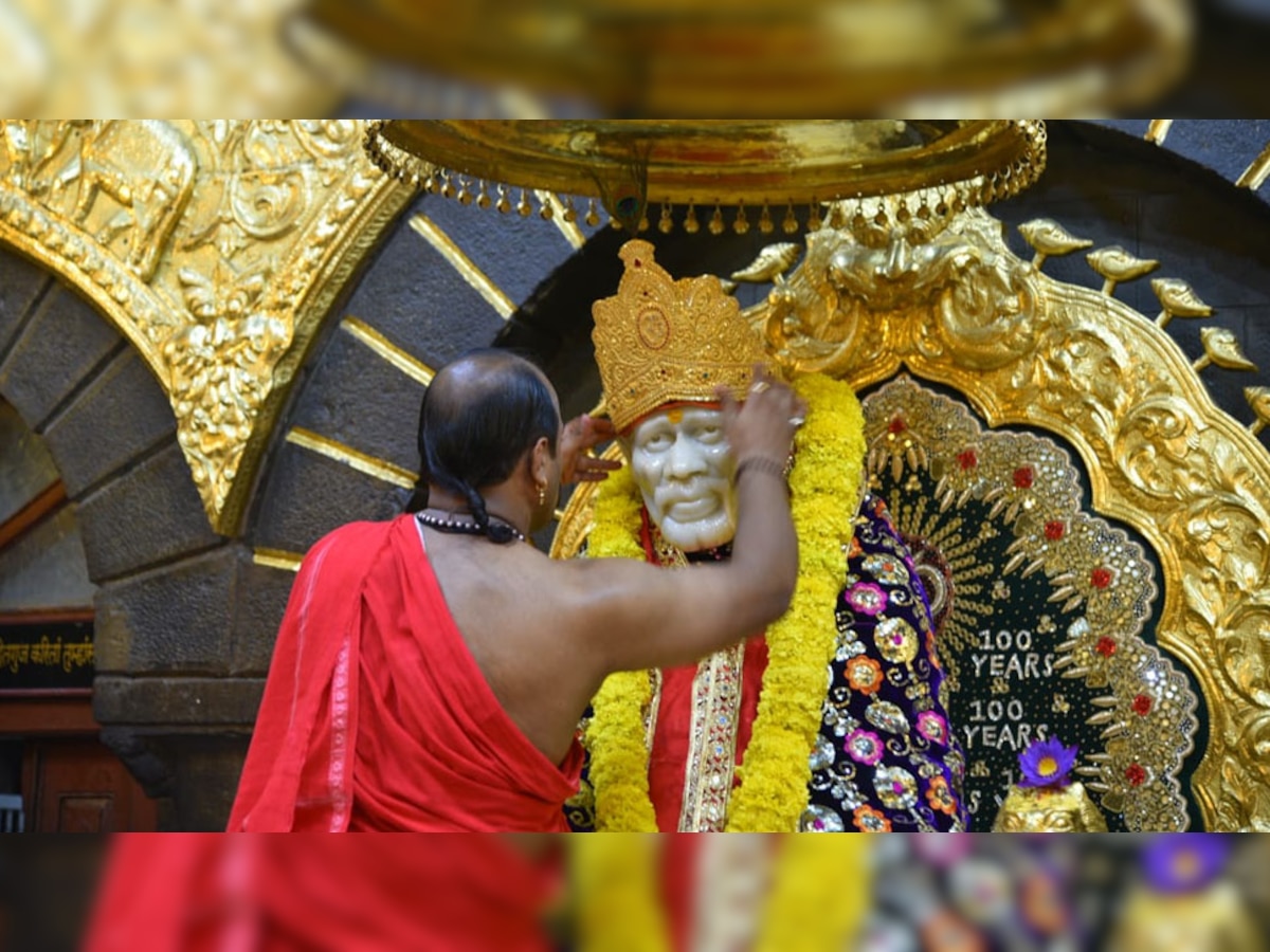 भक्त द्वारा साईं मंदिर में दान किए गए सोने के मुकुट का वजह 780 ग्राम बताया जा रहा है