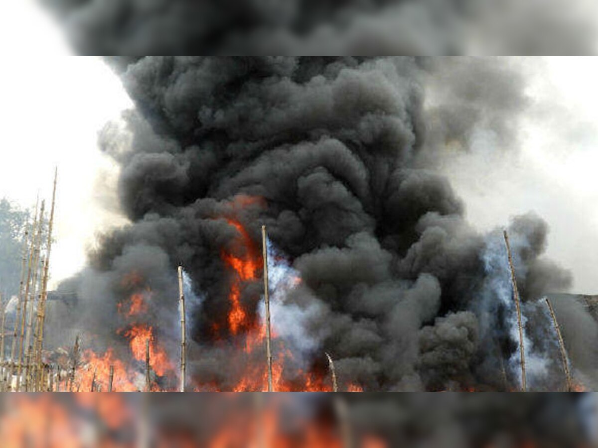 दीघा रेलवे स्टेशन के पास बस्ती में आग लग गई.