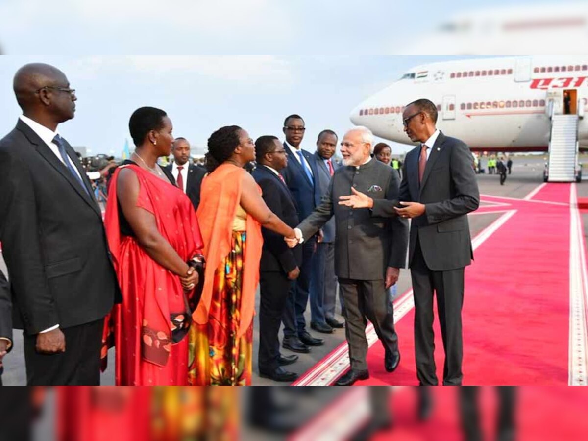 पीएम मोदी के रवांडा पहुंचने पर वहां के राष्ट्रपति पॉल कागमे ने उनका गर्मजोशी से स्वागत किया